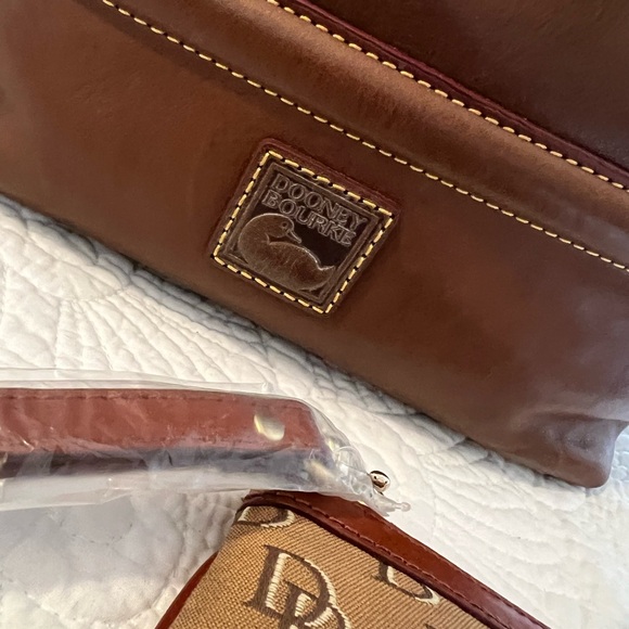 Dooney & Bourke Brown Leather Shoulder tote Leather Bag with mini purse - Picture 15 of 16